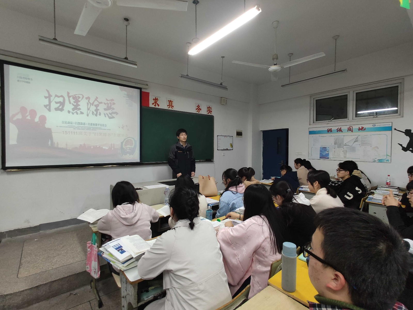 黨旗下的班級(jí)，船舶工程學(xué)院黨支部積極開展“黨員進(jìn)班級(jí)”活動(dòng)
