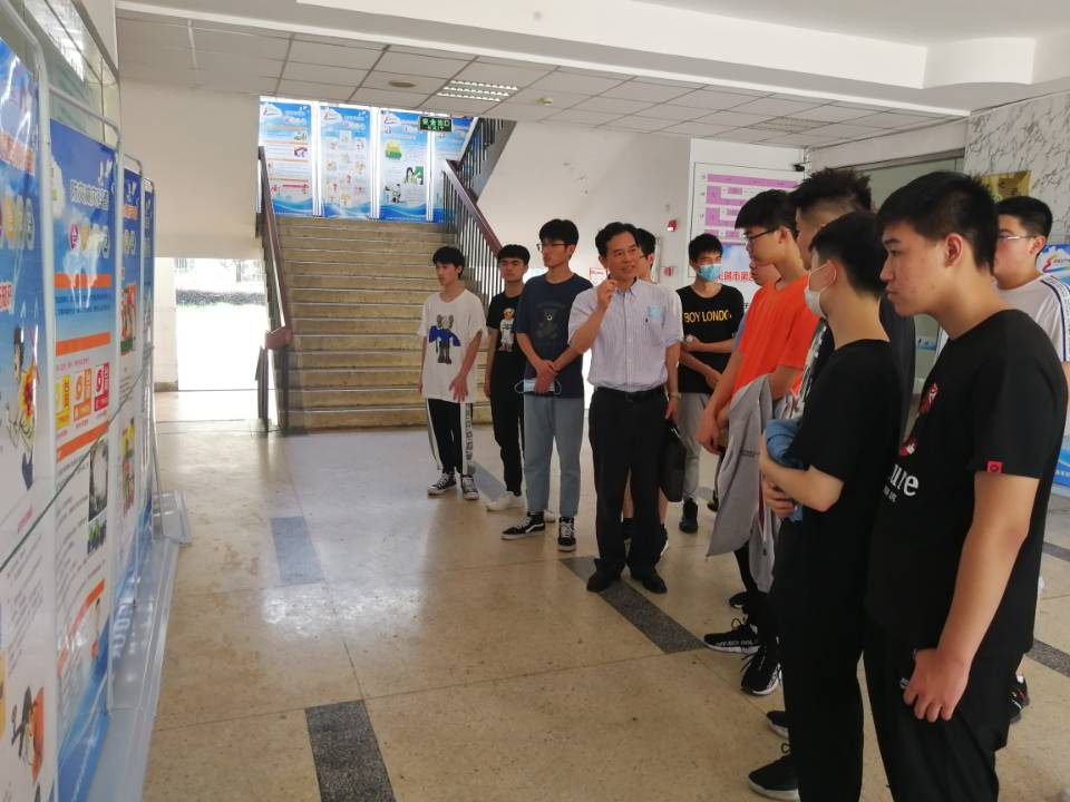 學(xué)校舉行“安全生產(chǎn)月”安全知識宣傳展