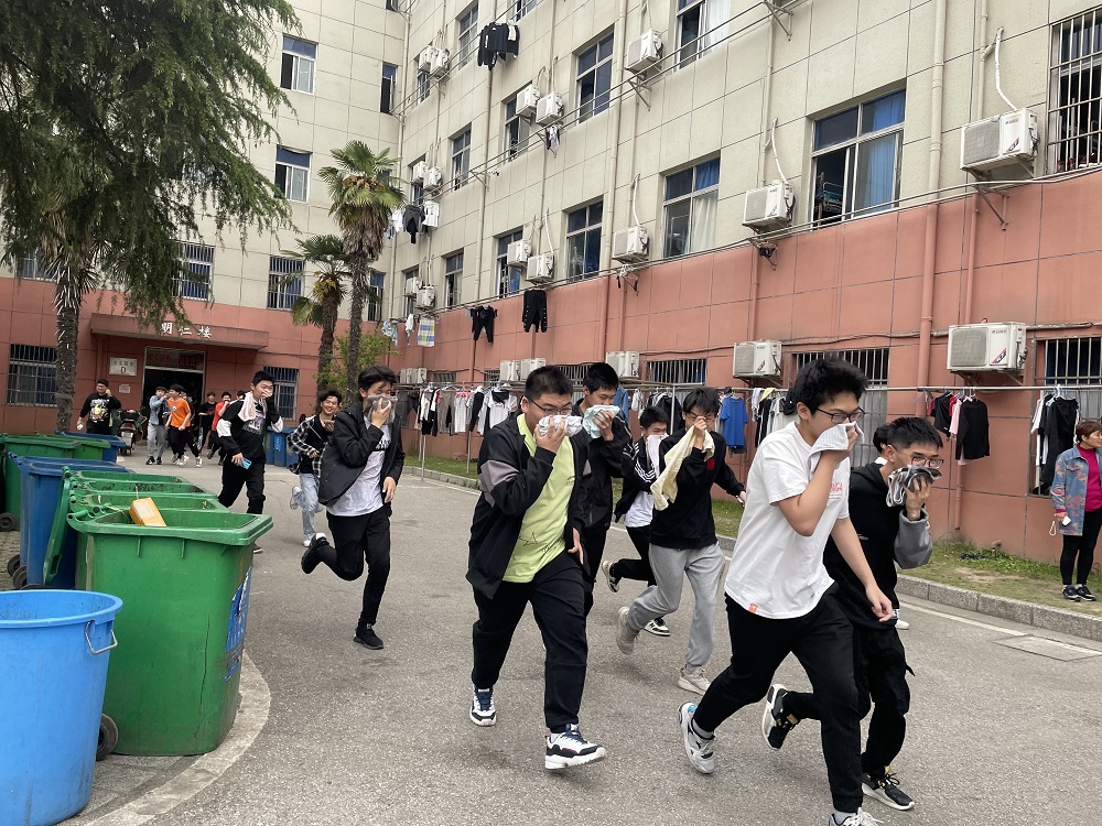 學(xué)校開(kāi)展2021年校園應(yīng)急避險(xiǎn)疏散演練
