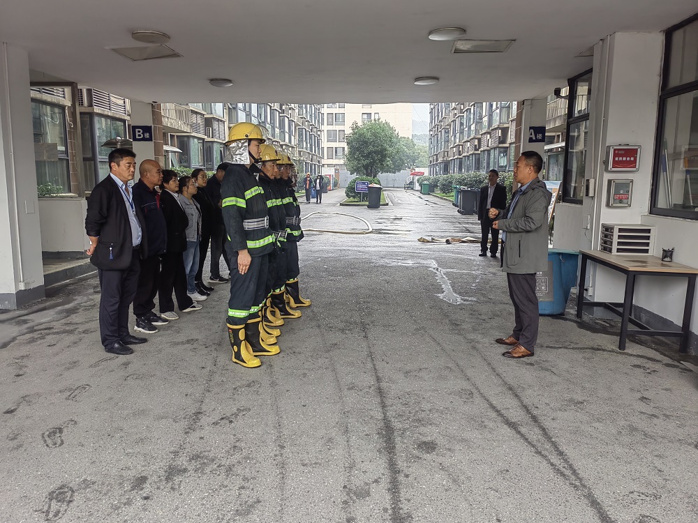 學(xué)校開(kāi)展“11.9”安保、物業(yè)工作人員 消防應(yīng)急消防演練
