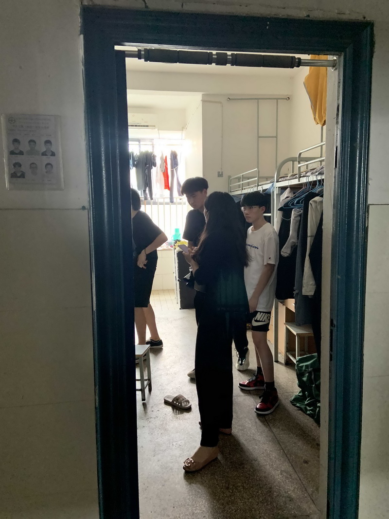 船舶工程學院班主任周例會進行宿舍巡察現(xiàn)場辦公