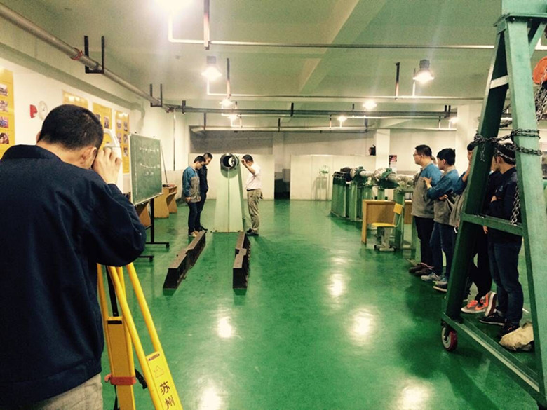 船舶工程系舉辦主機(jī)-軸系定位安裝技能競賽
