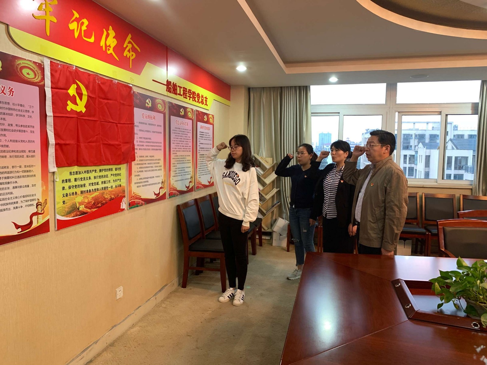 駕機(jī)教研室黨支部開展“不忘初心、牢記使命”主題教育