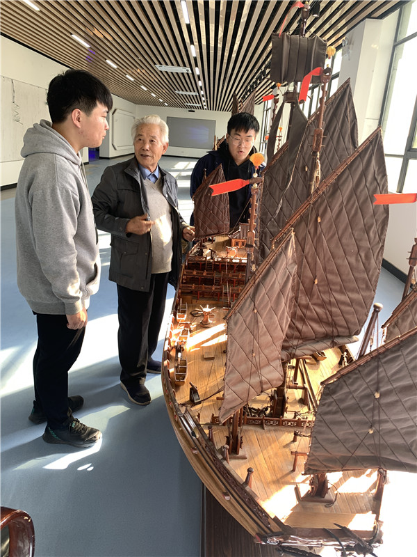 古船文化研究中心對船文化館中的古船模進行修復