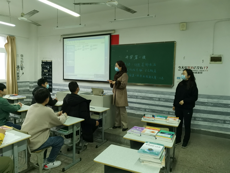船舶工程學院開學第一課“勞動創(chuàng)造幸?！敝黝}班會
