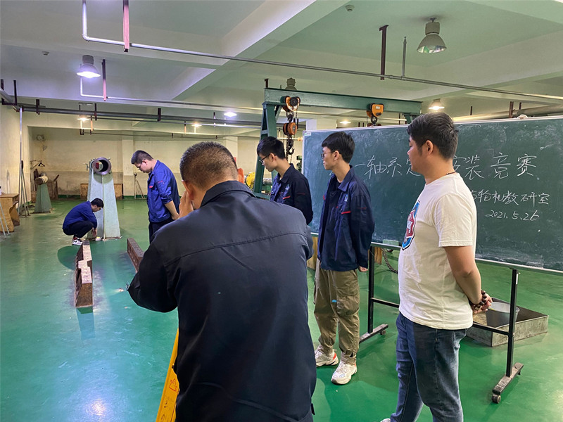 船舶工程學(xué)院舉辦“主機(jī)軸系定位安裝競(jìng)賽”