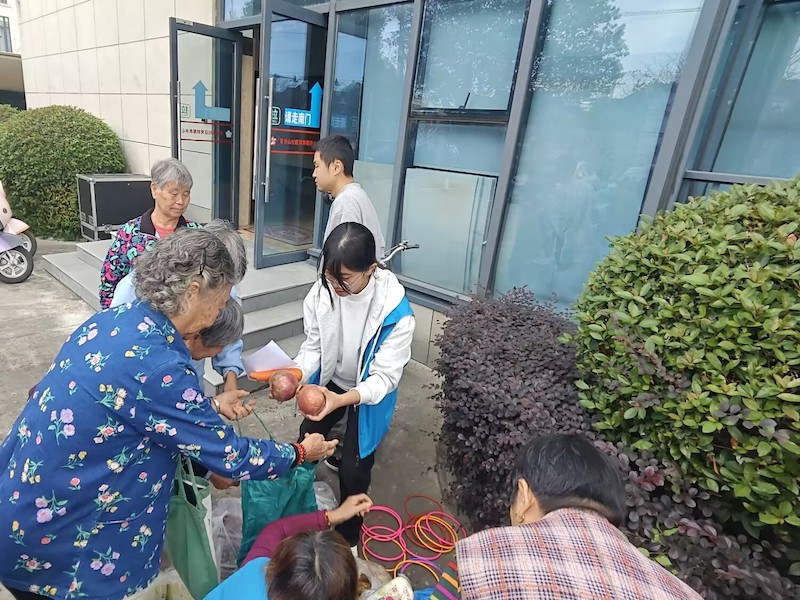 船舶工程學(xué)院師生助力青龍山社區(qū)重陽敬老活動
