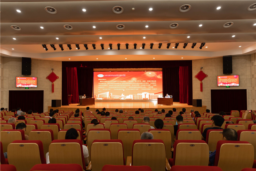 全國“時代楷?！鼻ㄎ浣淌谏W臨我校作“愛是教育靈魂”專題報告