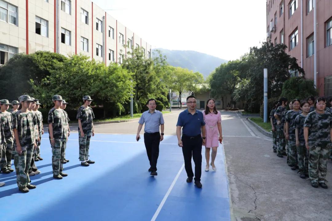 校領(lǐng)導(dǎo)率隊(duì)看望慰問(wèn)2025級(jí)軍訓(xùn)新生