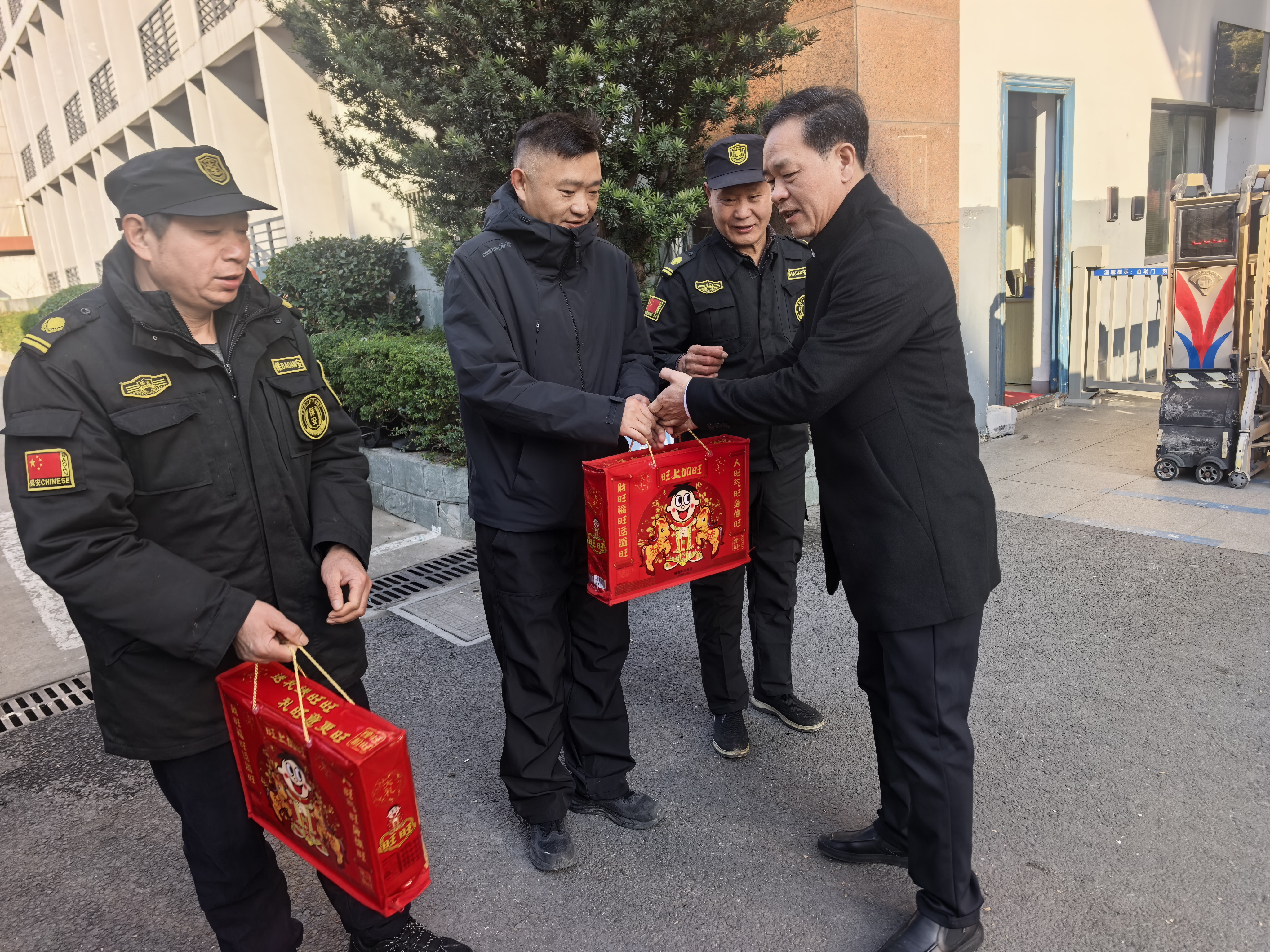 校領(lǐng)導(dǎo)看望慰問(wèn)春節(jié)校園值班值守人員