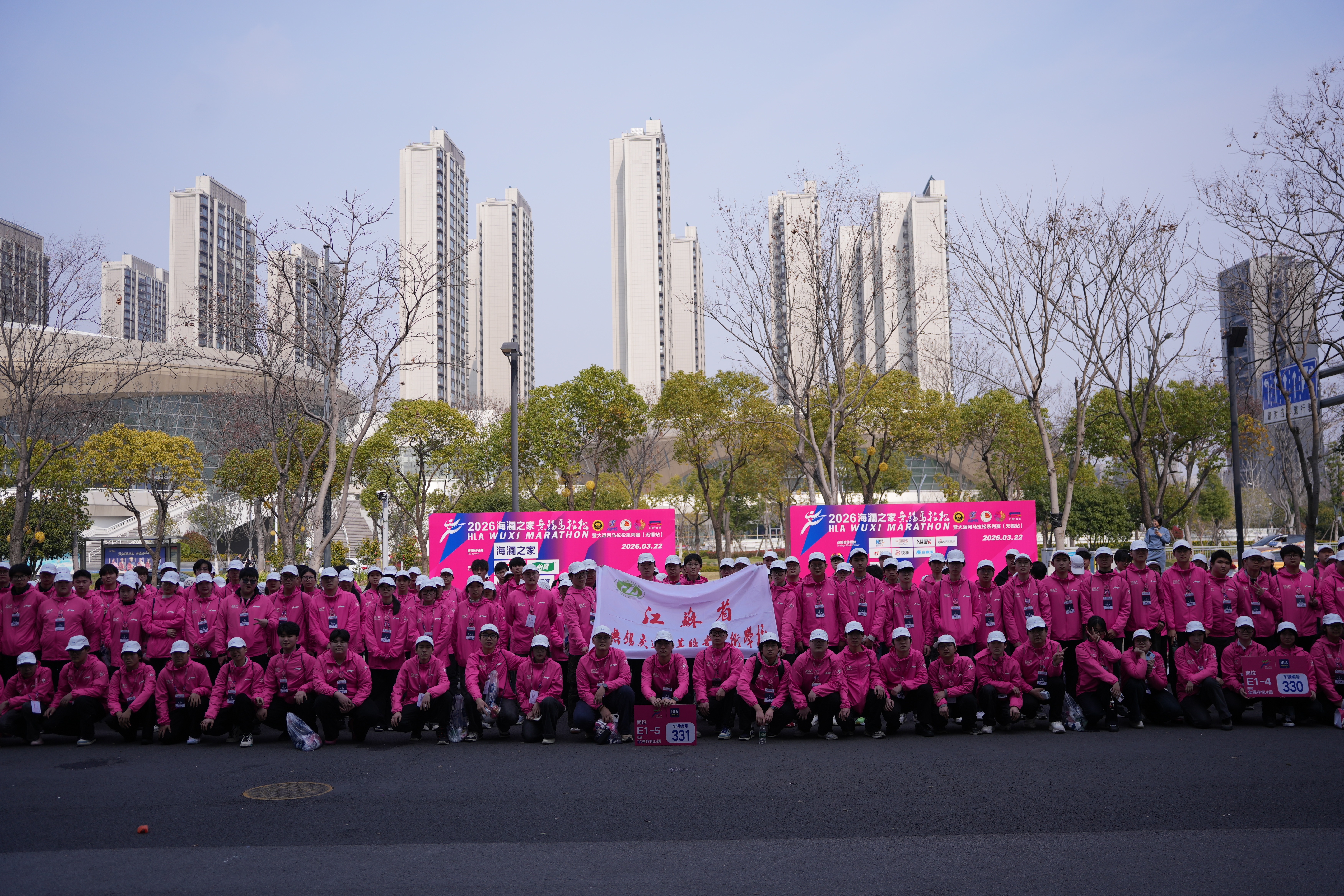 學(xué)校學(xué)生志愿者圓滿完成2026無錫馬拉松志愿服務(wù)工作