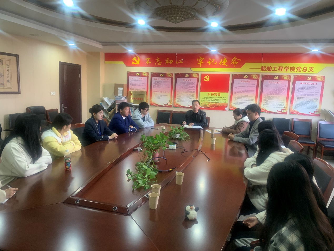 傾聽學(xué)生心聲 共聚發(fā)展力量——學(xué)校組織召開部分專業(yè)學(xué)生座談會