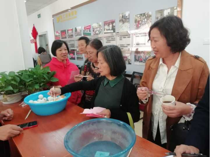 “九九重陽(yáng)節(jié) 濃濃敬老情” 一2018離退休教職工返?；顒?dòng)988.png