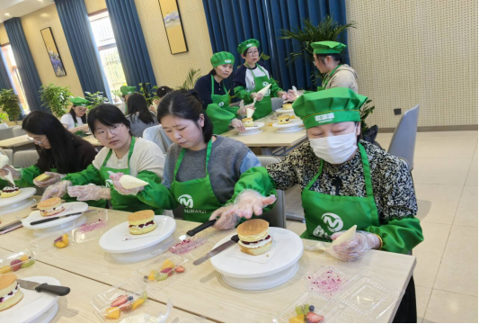 共赴甜蜜之約 —— 學(xué)校舉辦女職工DIY蛋糕制作活動