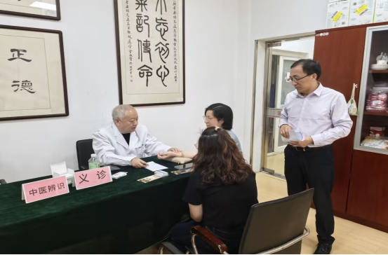 中醫(yī)義診進(jìn)校園 真情服務(wù)暖人心