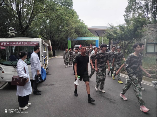 校醫(yī)務站保駕護航2025級新生軍訓野外拉練