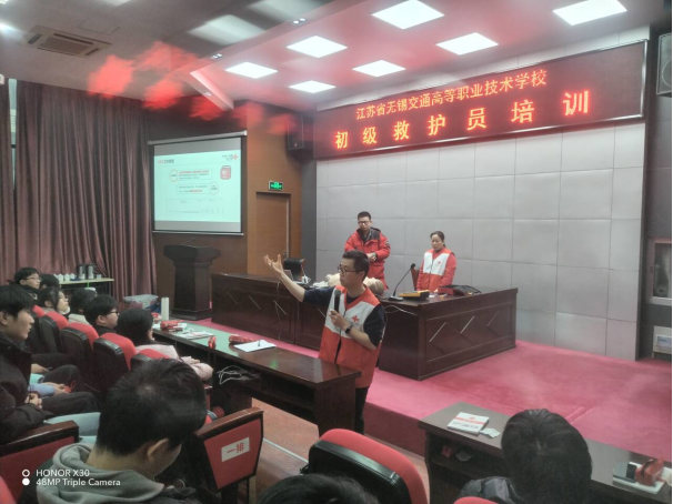 “救”在身邊 護(hù)航平安—— 學(xué)校開展初級救護(hù)員培訓(xùn)