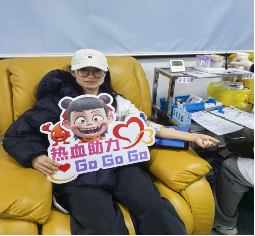 熱血暖寒冬   師者顯擔(dān)當(dāng) ——我校老師踴躍參加無償獻(xiàn)血