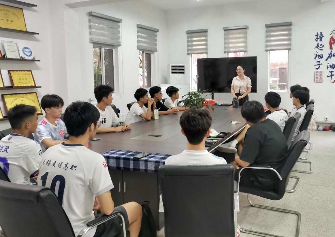 基礎(chǔ)教學部召開無錫市足球賽安全教育會議