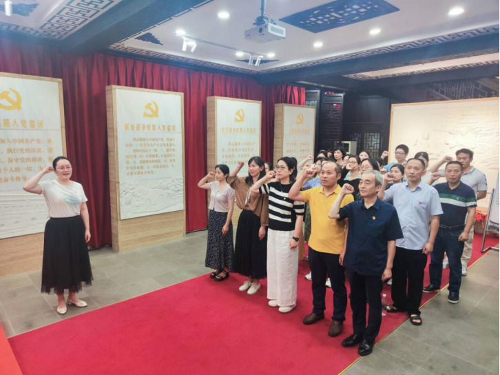 基礎(chǔ)教學(xué)部全體黨員瞻仰無錫第一支部黨建基地