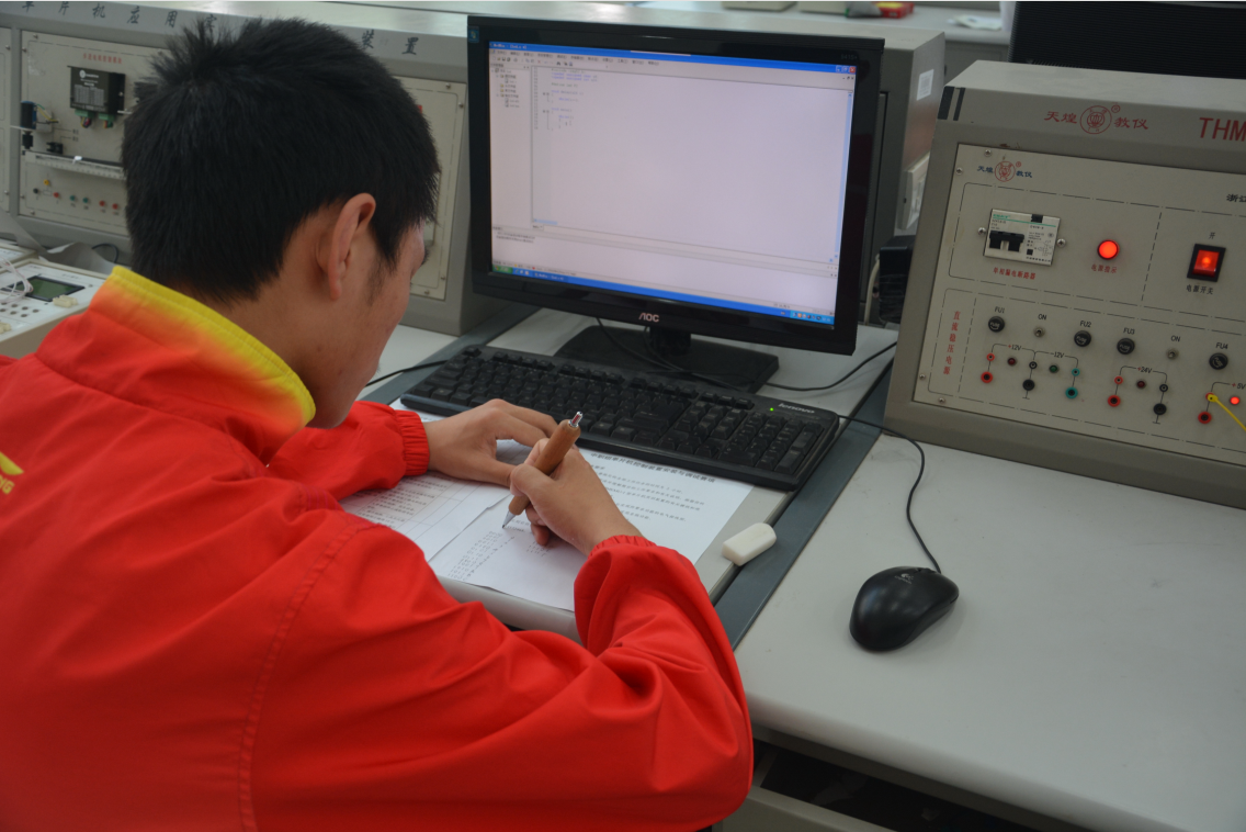 機(jī)電工程學(xué)院開(kāi)展2018技能競(jìng)賽月活動(dòng)