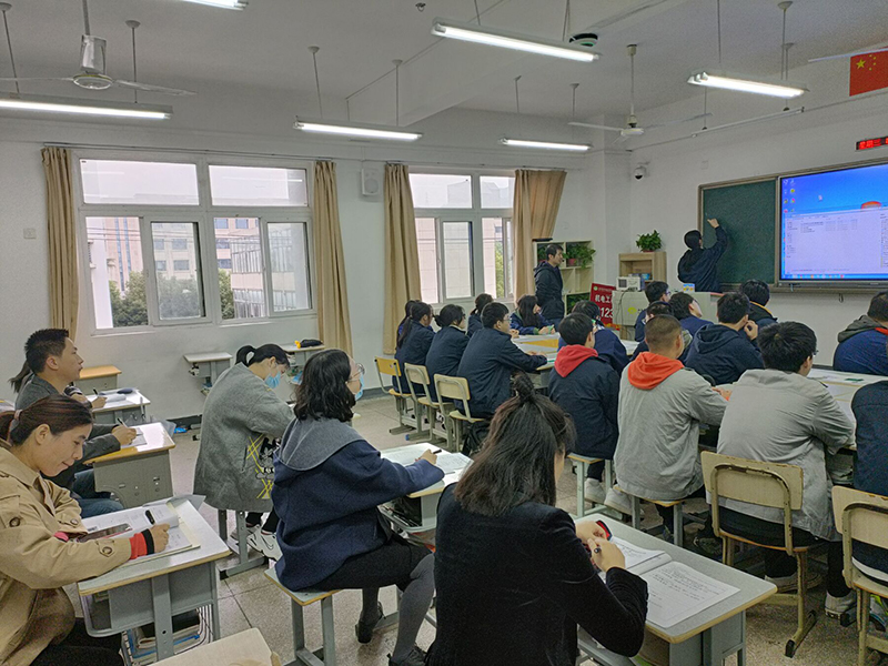 機(jī)電工程學(xué)院公開課活動(dòng)—?jiǎng)⑸蠋熤v授《無(wú)穩(wěn)態(tài)電路》