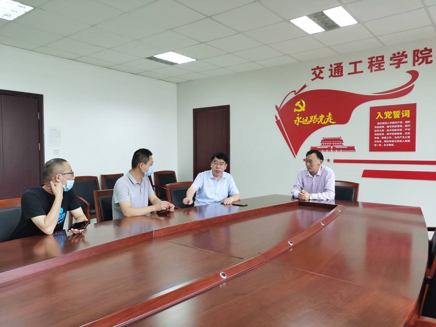 交通工程學(xué)院接待學(xué)生家長(zhǎng)來校參觀