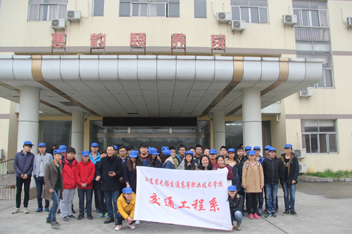 關(guān)愛(ài)老人、心系社會(huì)，積極踐行雷鋒精神