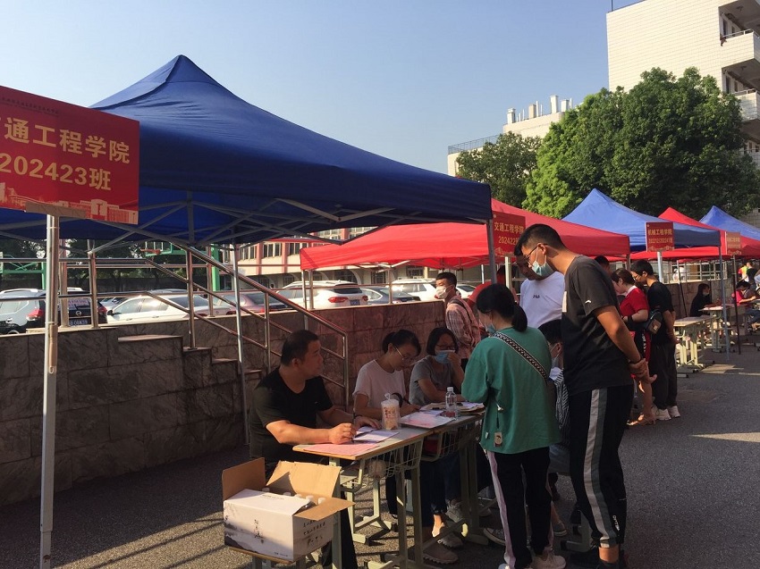新夢(mèng)想，新起航 —記交通工程學(xué)院迎新報(bào)到活動(dòng)