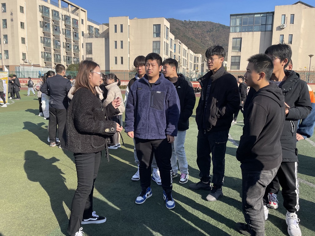 交通工程學(xué)院21級(jí)“中新直通班”成功舉辦“英語角”活動(dòng)