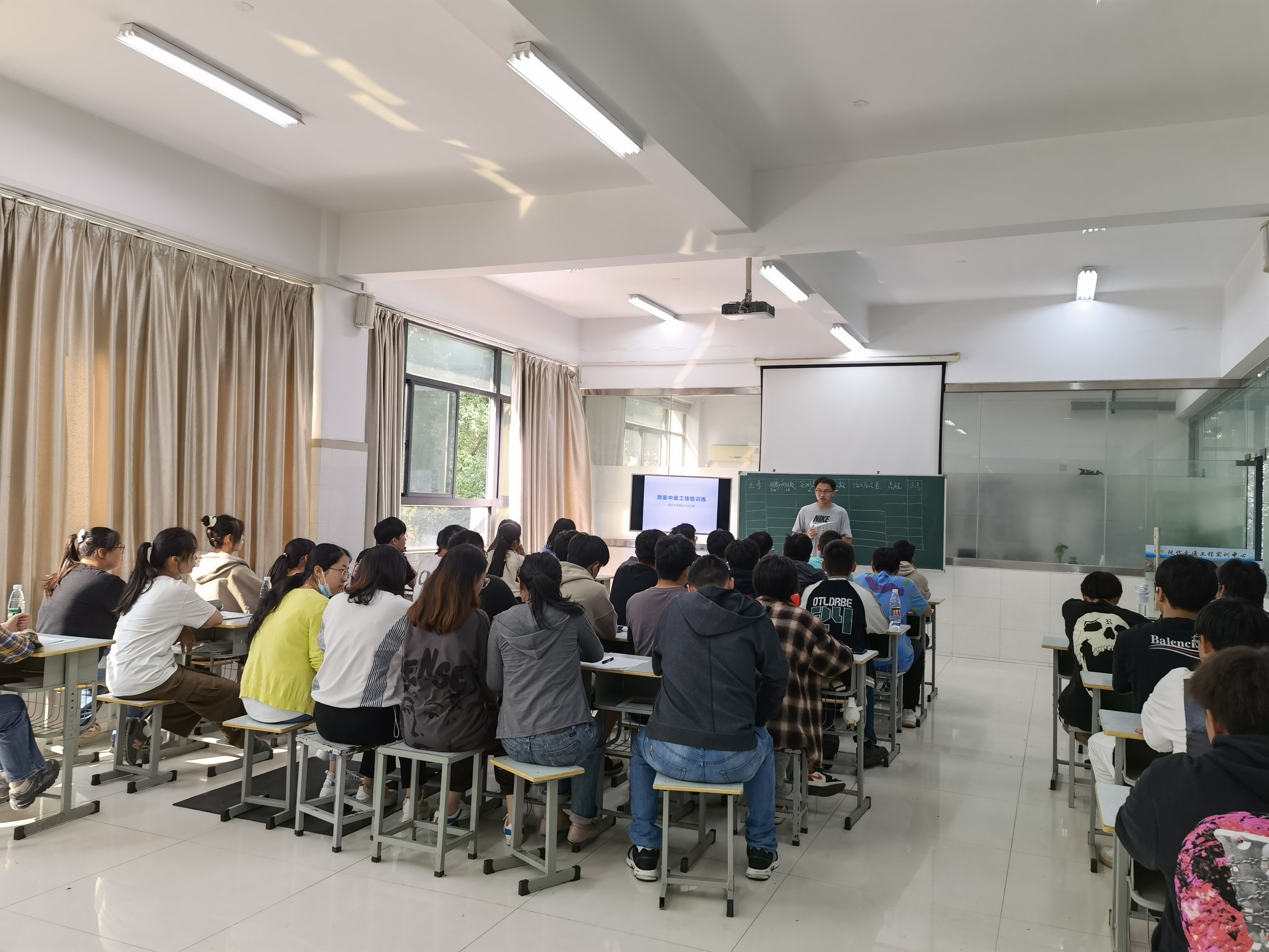 交通工程學(xué)院開展院級公開課活動 ——袁先明老師講《附合水準路線內(nèi)業(yè)計算》