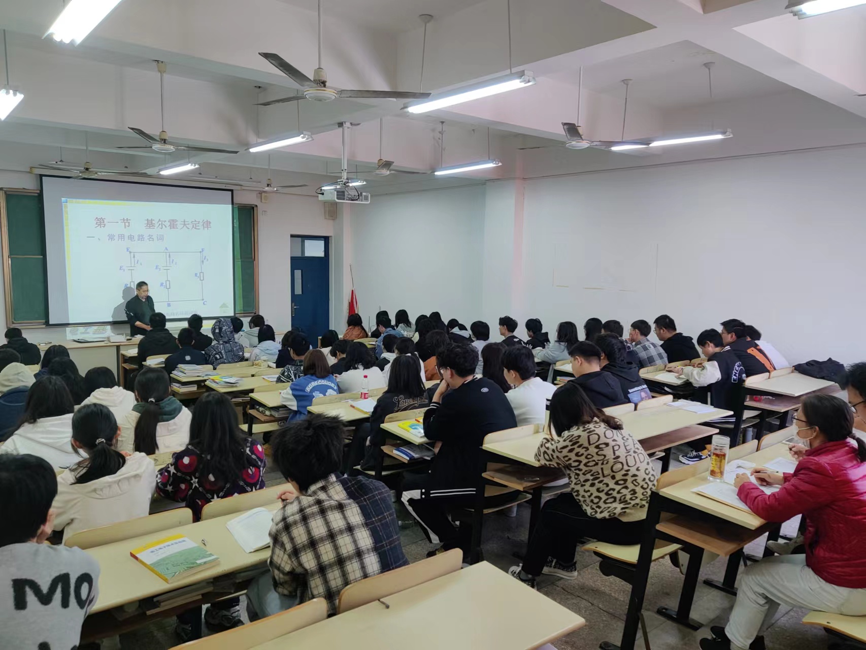 交通工程學(xué)院開展院級公開課活動 ——沈利新老師講《基爾霍夫電壓定律》