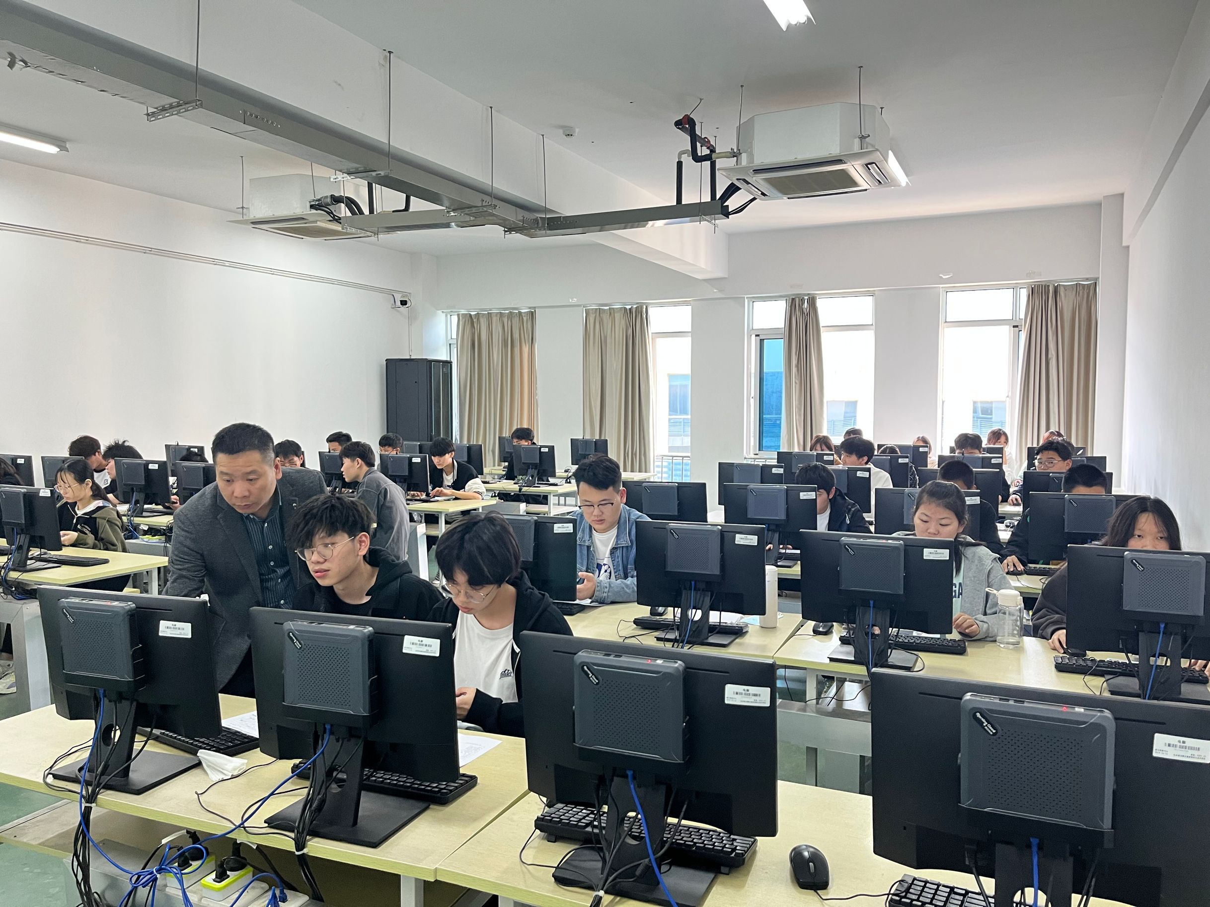 交通工程學(xué)院組織2020級中職學(xué)生報名職教高考