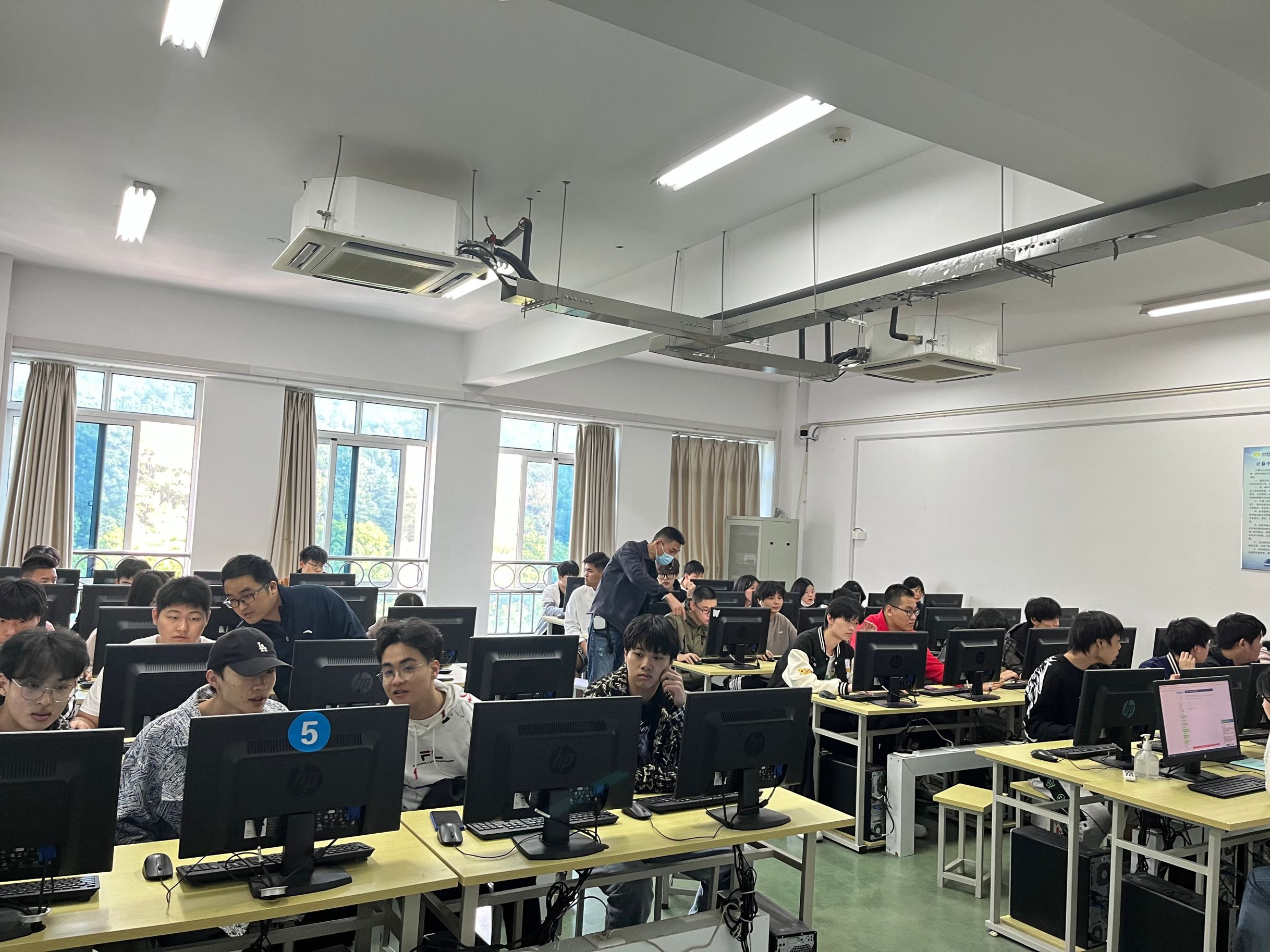 交通工程學(xué)院組織2020級中職學(xué)生參加學(xué)業(yè)水平測試機考模擬考