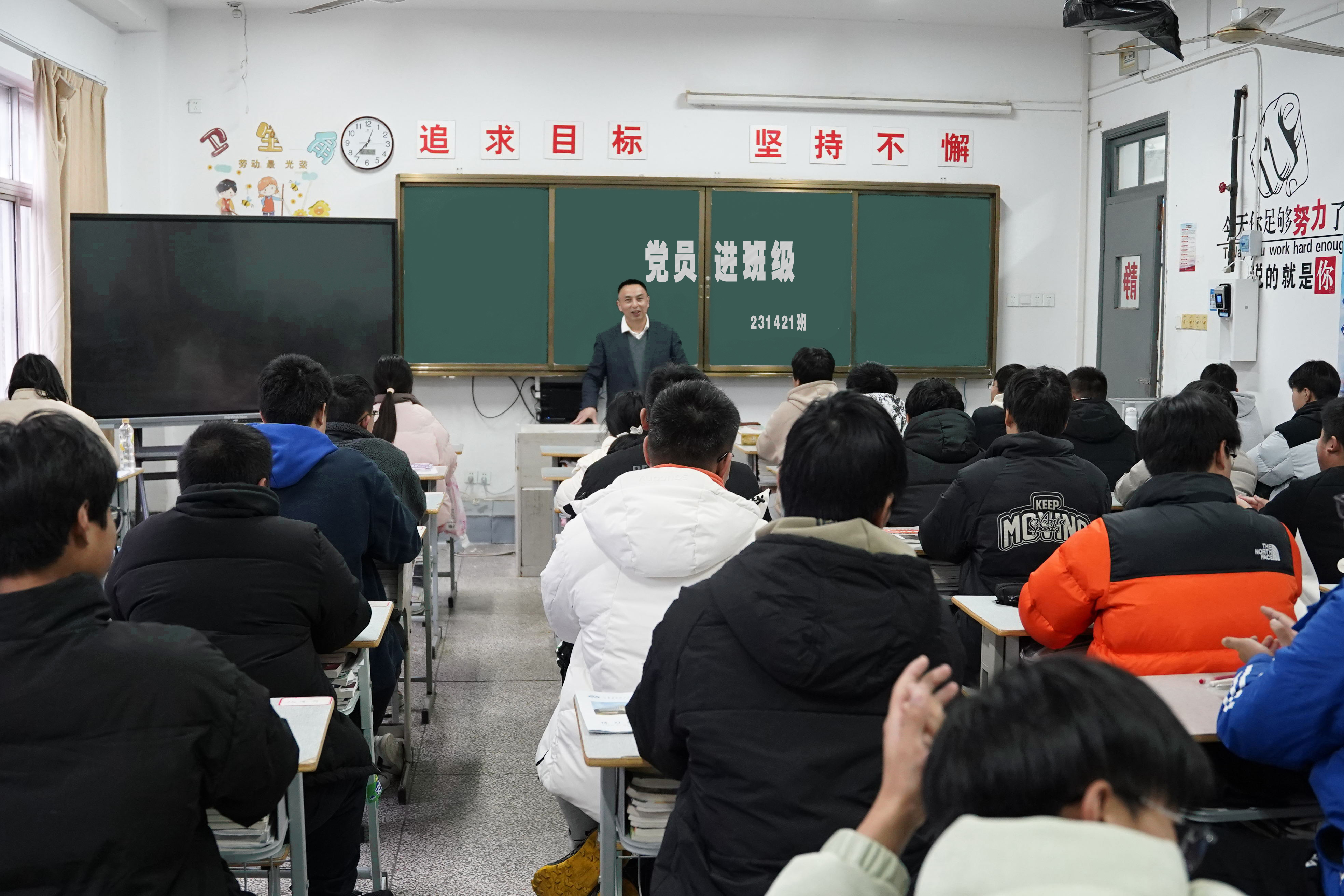 校長(zhǎng)、黨委書記李進(jìn)深入聯(lián)系班級(jí)參加主題班會(huì) --講授“幸福人生路--職業(yè)生涯規(guī)劃輔導(dǎo)”
