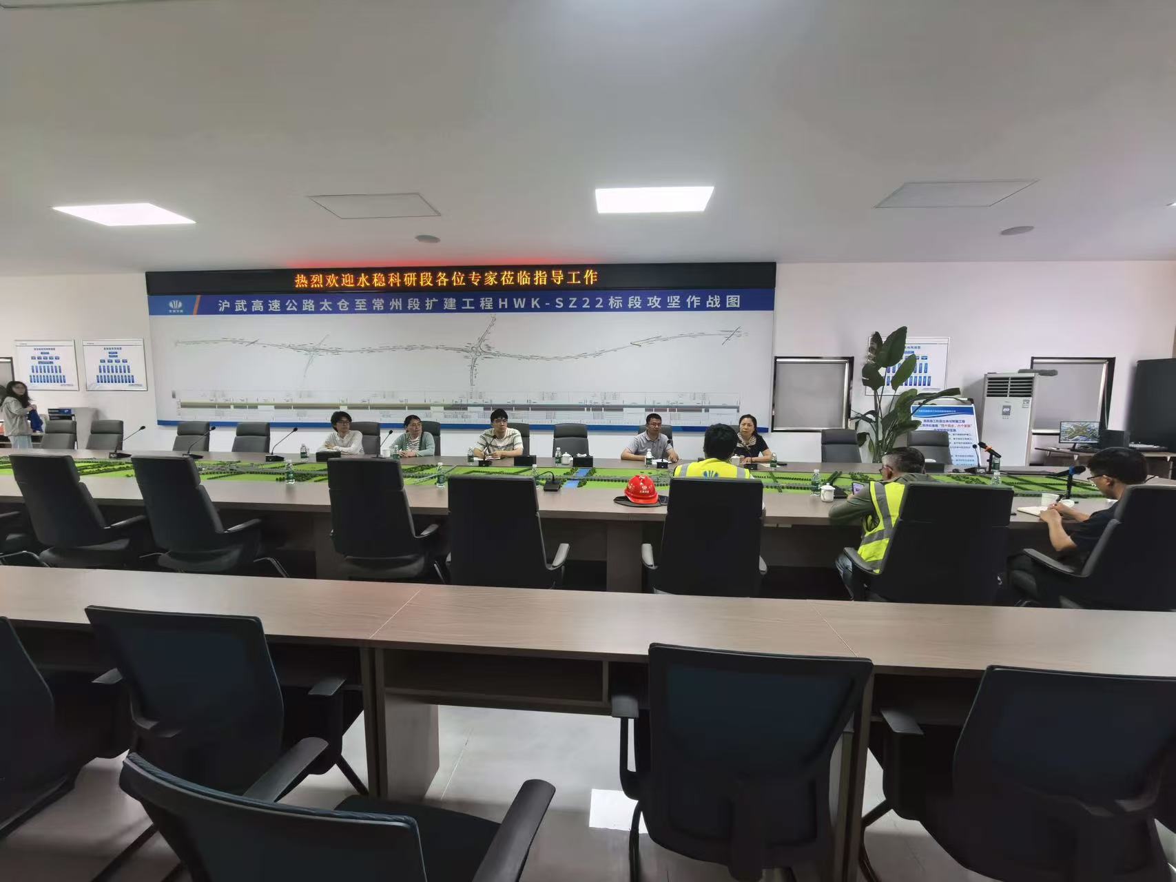 交通工程學(xué)院主持的“多元廢渣協(xié)同穩(wěn)定基層路用性能與施工關(guān)鍵技術(shù)研究”課題在滬武高速擴建工程順利實施第二階段試驗段