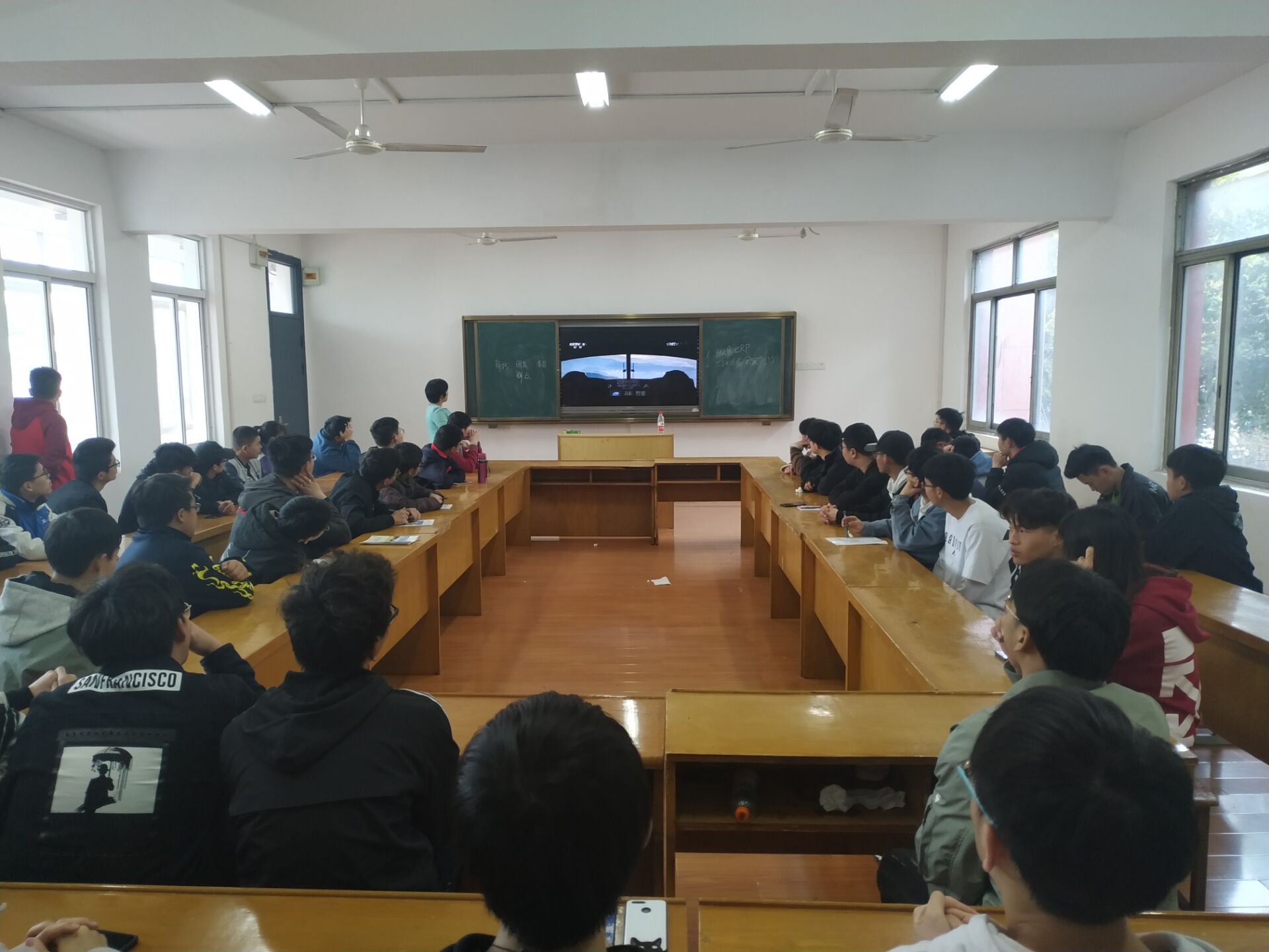 弘揚(yáng)民族精神，奏響愛(ài)國(guó)樂(lè)章