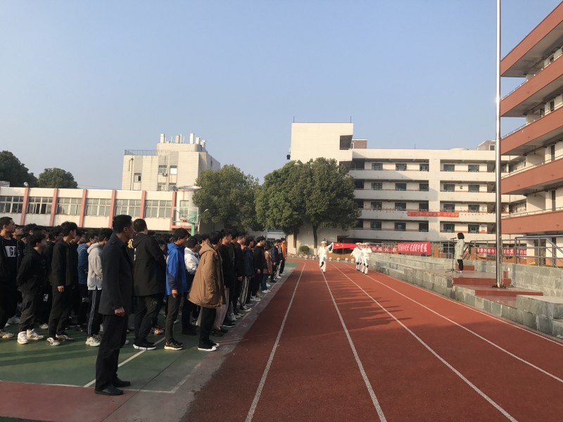   機(jī)械工程學(xué)院舉行新學(xué)期首次升旗儀式