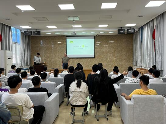 企業(yè)宣講進(jìn)校園、校企聯(lián)動促就業(yè)