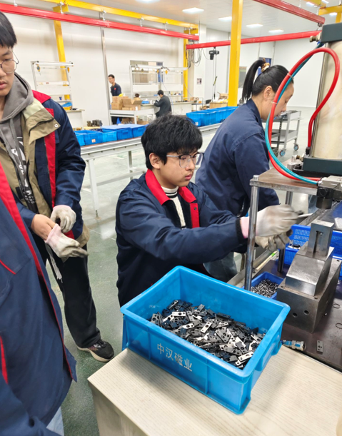 《勞動實(shí)踐》新舉措，產(chǎn)教融合開新局 ——251211班赴企業(yè)勞動實(shí)踐