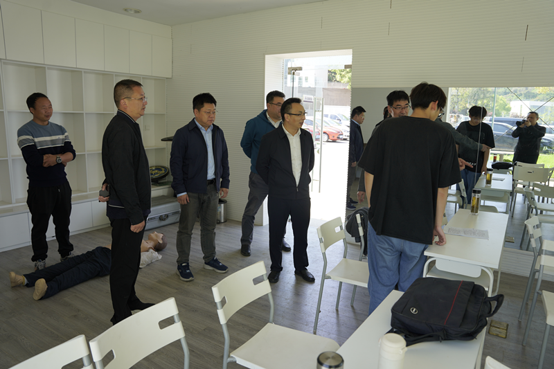 學(xué)校校長、黨委書記李進(jìn)一行赴企業(yè)開展專項(xiàng)調(diào)研