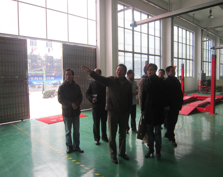 汽車工程系成立首屆學術(shù)與專業(yè)教學指導委員會并召開2011年年會