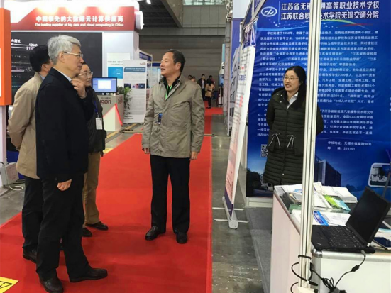 學(xué)校新能源汽車維修技術(shù)研究中心參加 “2017 中國(guó)(南京)道路交通信息化論壇 暨智慧交通產(chǎn)品技術(shù)博覽會(huì)”