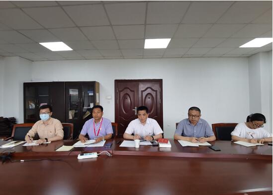 學(xué)校黨委委員、副校長(zhǎng)倪依純?yōu)槠?chē)工程學(xué)院全體黨員、教師講黨課