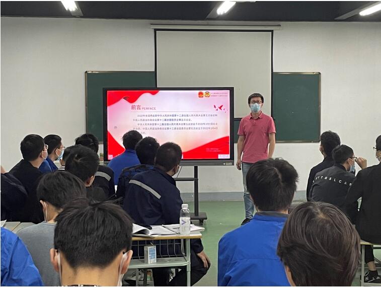 新能源汽車教研室黨支部開展支部書記進(jìn)班級(jí)講黨課活動(dòng)