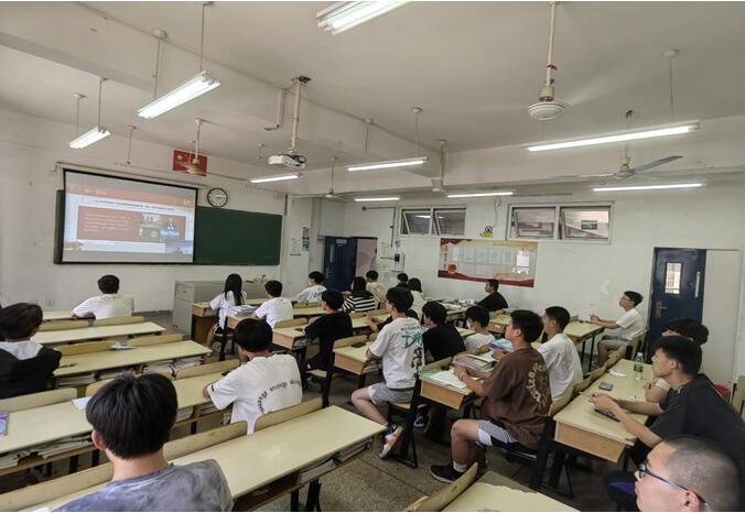 211511班組織收看網絡直播主題教育專題講座