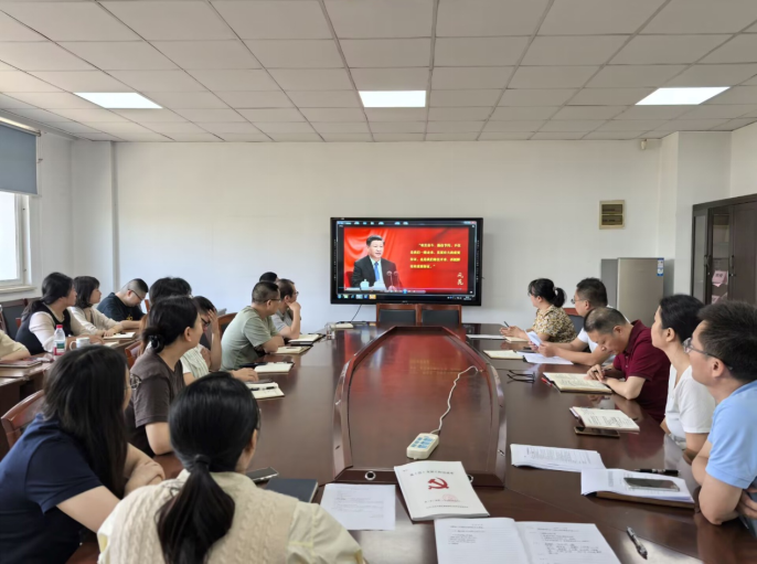 汽車工程學(xué)院黨總支理論學(xué)習(xí)中心組第6次（擴大）學(xué)習(xí)會 暨期末教職工大會順利召開