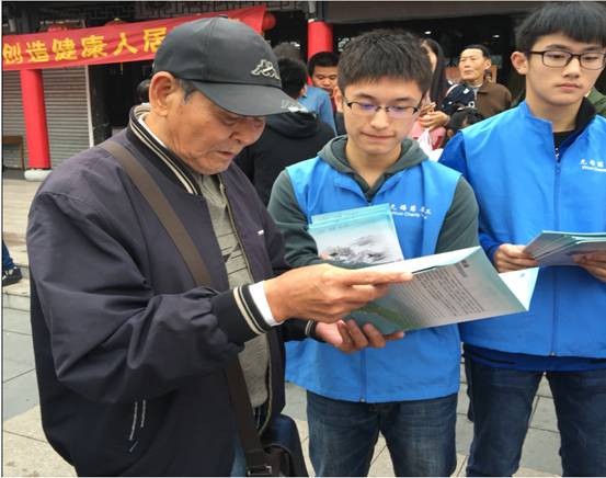 因?yàn)橛心?，這個(gè)冬天不再寒冷