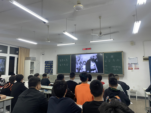 汽車(chē)工程學(xué)院團(tuán)總支組織全體團(tuán)員青年觀看抗戰(zhàn) 影片《地道戰(zhàn)》