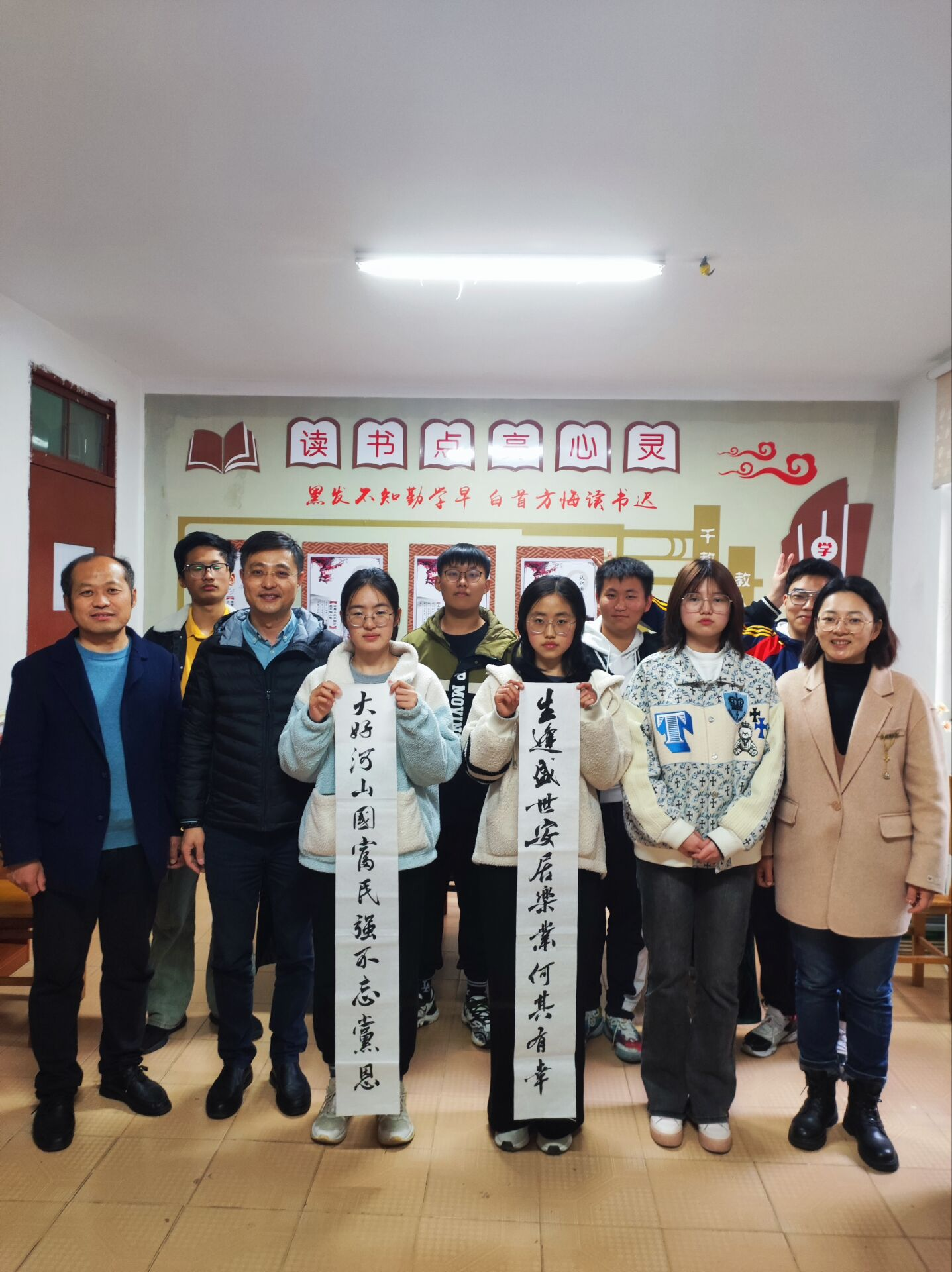 探尋對(duì)聯(lián)書(shū)法藝術(shù)  弘揚(yáng)優(yōu)秀傳統(tǒng)文化——翰墨書(shū)社與讀書(shū)會(huì)聯(lián)合開(kāi)展對(duì)聯(lián)探尋與書(shū)法鑒賞活動(dòng)